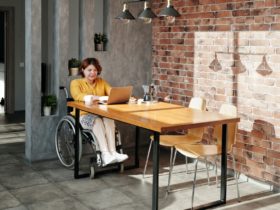 femme en fauteuil roulant