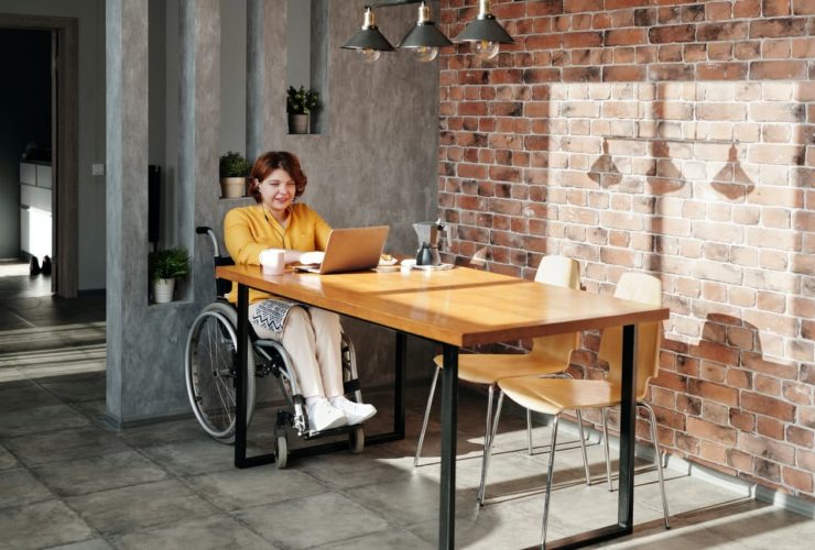 femme en fauteuil roulant
