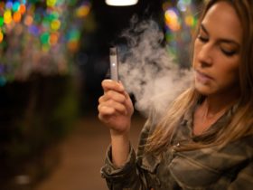 femme qui vapote sa cigarette électronique avec e-liquide diy