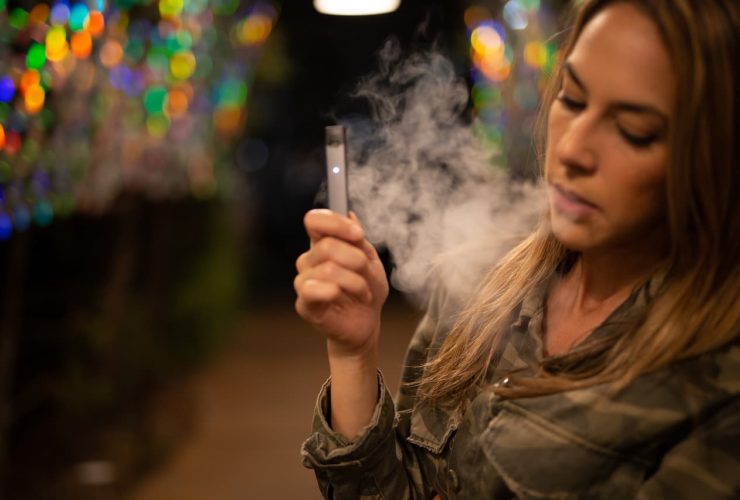 femme qui vapote sa cigarette électronique avec e-liquide diy