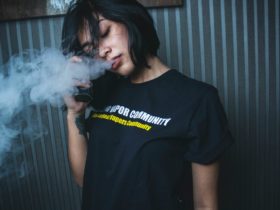 fille qui vapote