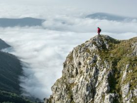 homme alpiniste au sommet d'une montagne