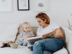 Maman qui lit une histoire à sa fille