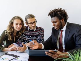 Couple avec conseiller pour rachat de crédit