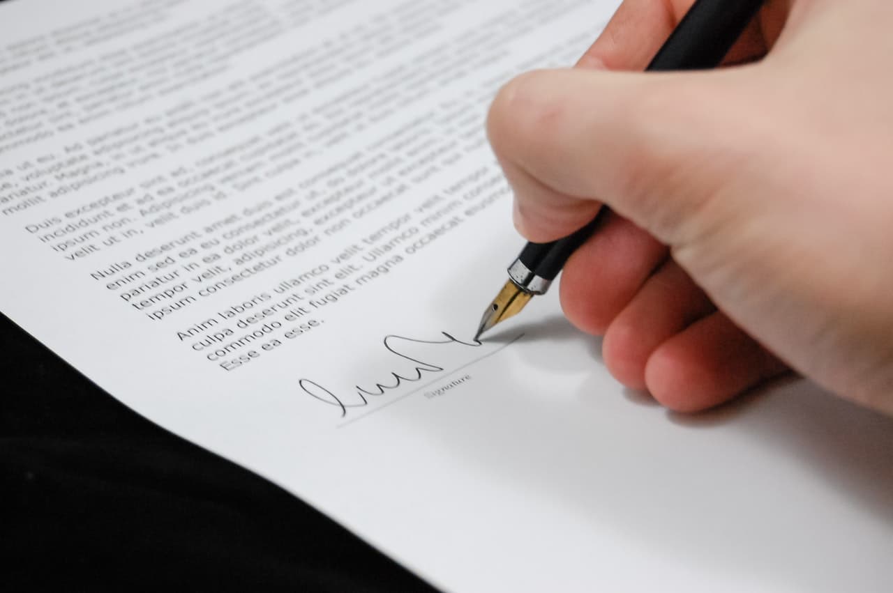 Signature d'un contrat d'assurance professionnelle