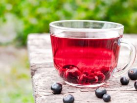 tasse de thé aux fruits rouges