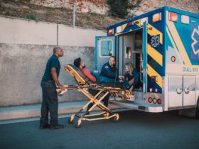 ambulanciers qui s'occupe d'un patient