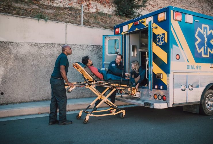 ambulanciers qui s'occupe d'un patient