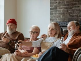 seniors en colocation en train de regarder la télévision