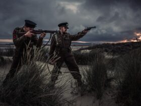 hommes déguisés en soldats de seconde guerre mondiale