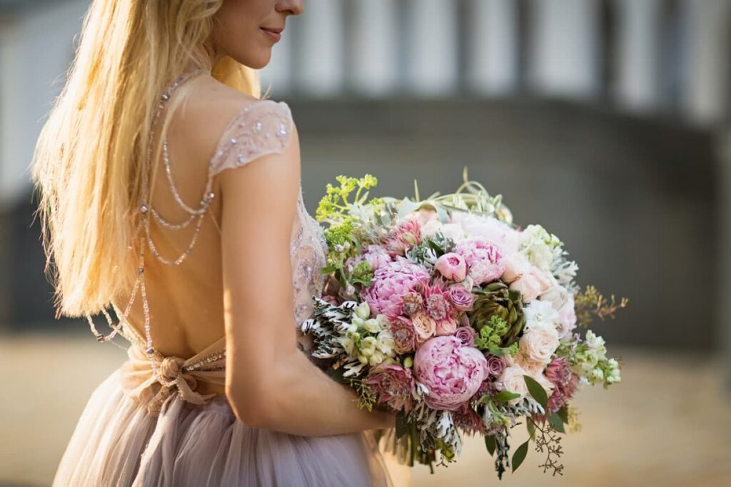 Jeune mariée en robe avec un bouquet