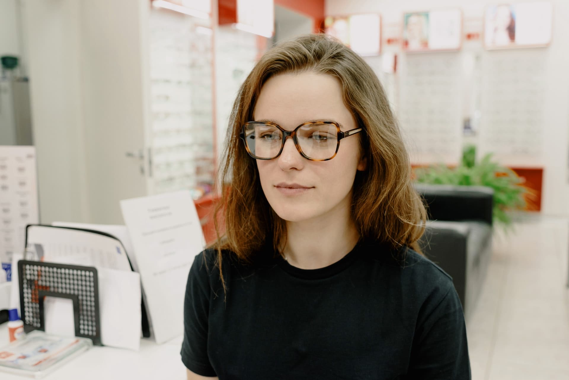 Femme qui fait des économies sur ses nouvelles lunettes grâce à sa mutuelle santé