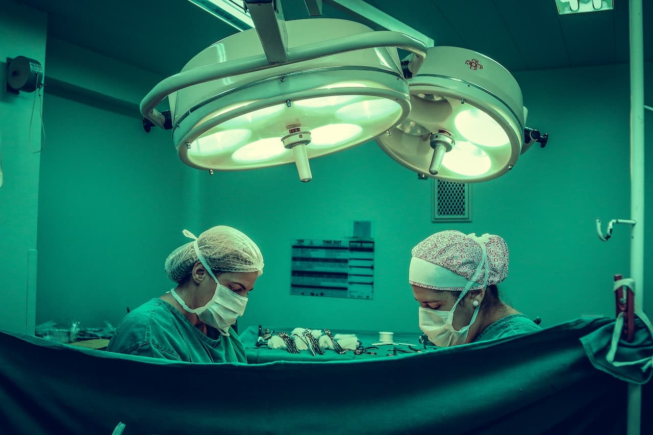 chirurgiens esthétiques dans un bloc opératoire en Tunisie