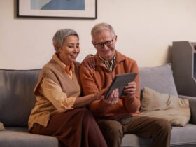 couple de retraités en train d'utiliser une tablette pour trouver une complémentaire santé au meilleur prix