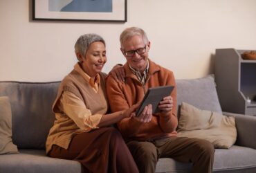 couple de retraités en train d'utiliser une tablette pour trouver une complémentaire santé au meilleur prix