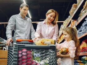 Parents qui font leurs courses avec leur enfant