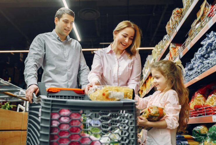 Parents qui font leurs courses avec leur enfant