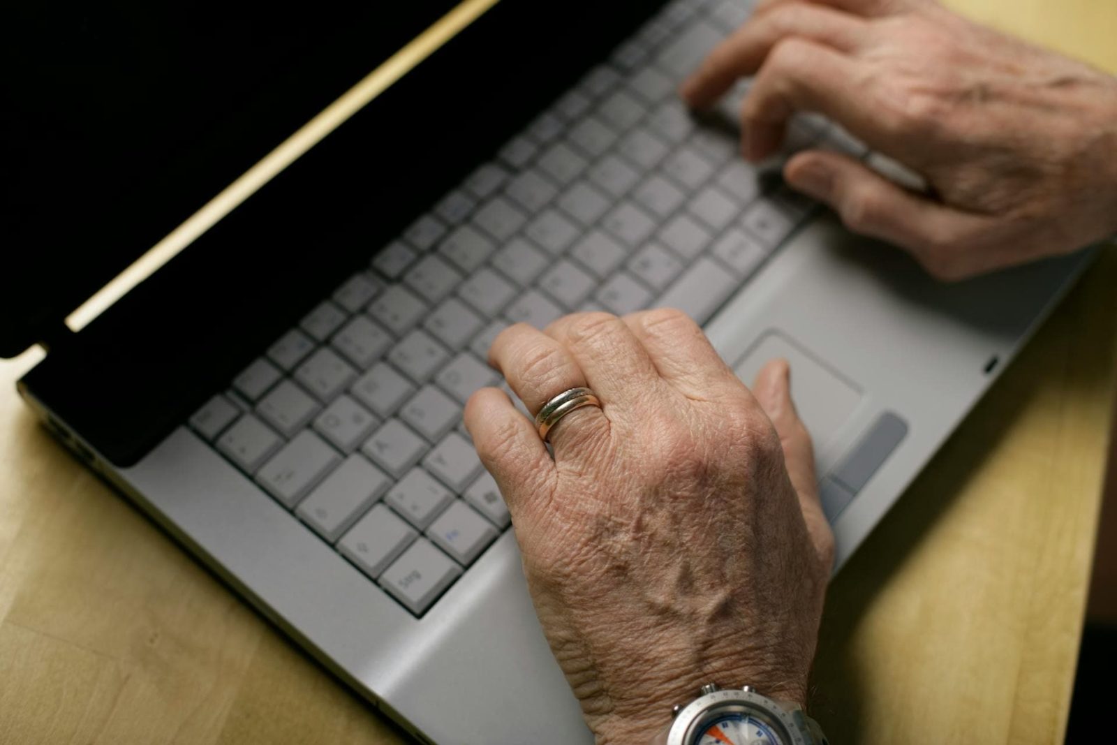 Rédaction d'un faire-part de décès sur un clavier d'ordinateur portable